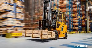 Stivuitor electric Hyundai BE-X la lucru